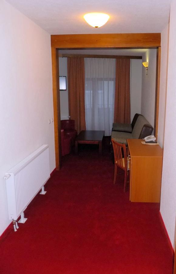 Hotel Knez คูเปรส ภายนอก รูปภาพ